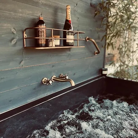 Ashford House 2 Bedroom 'outdoor Bathing Tub' *