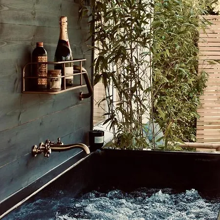 Ashford House 2 Bedroom 'outdoor Bathing Tub' דירה